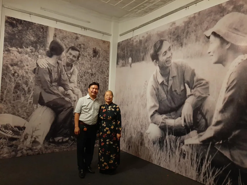 Bà Lê Thị Thu và con trai tại buổi Triển lãm bên chiến hào. Ảnh: FB Huỳnh Phương Đông.