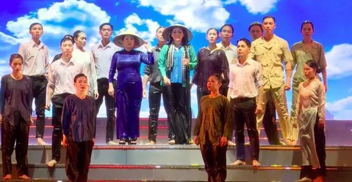 Các nghệ sĩ biểu diễn ca cảnh trong thời tiết mưa lớn. Ảnh: BTC.