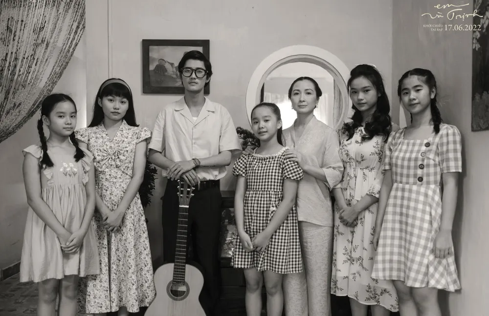 Các thành viên gia đình nhạc sĩ Trịnh Công Sơn trong &quot;Em và Trịnh&quot;. Ảnh: ĐPCC.