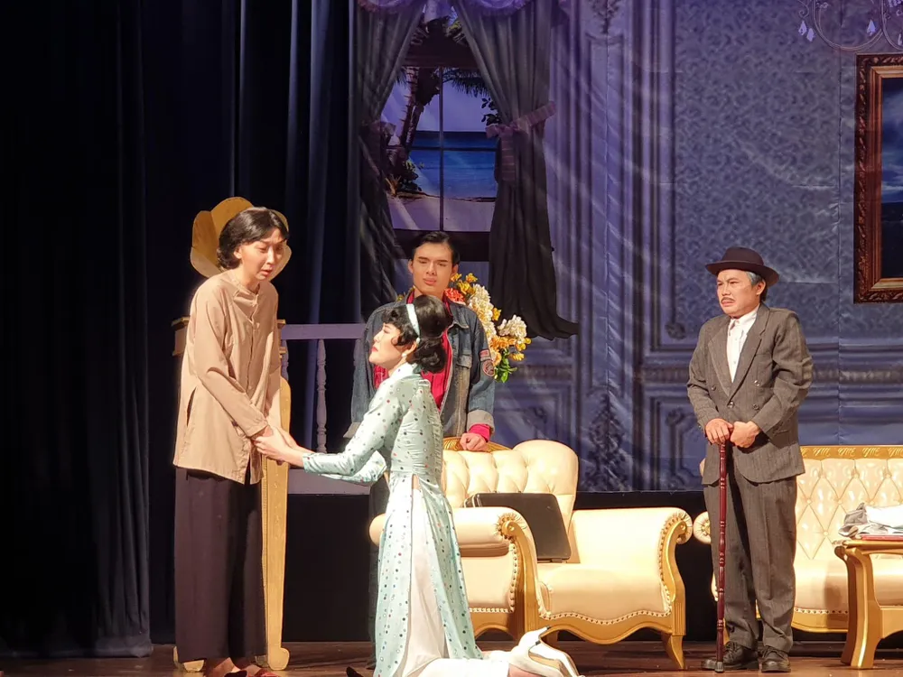 Kết thúc của vở &quot;Tấm lòng của biển&quot; khiến người xem không khỏi nghẹn ngào. Ảnh: VĂN HÀ.