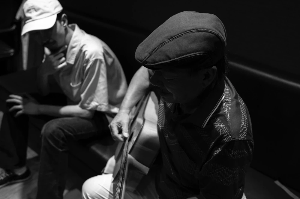 Những khoảnh khắc lao động nghệ thuật của Đen Vâu và nhạc sĩ Trần Tiến. Ảnh: NVCC.