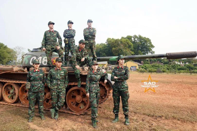 Các chiến sĩ mới hào hứng với thử thách trải nghiệm các thao tác với xe tăng quân đội. Ảnh: Fanpage Sao nhập ngũ.