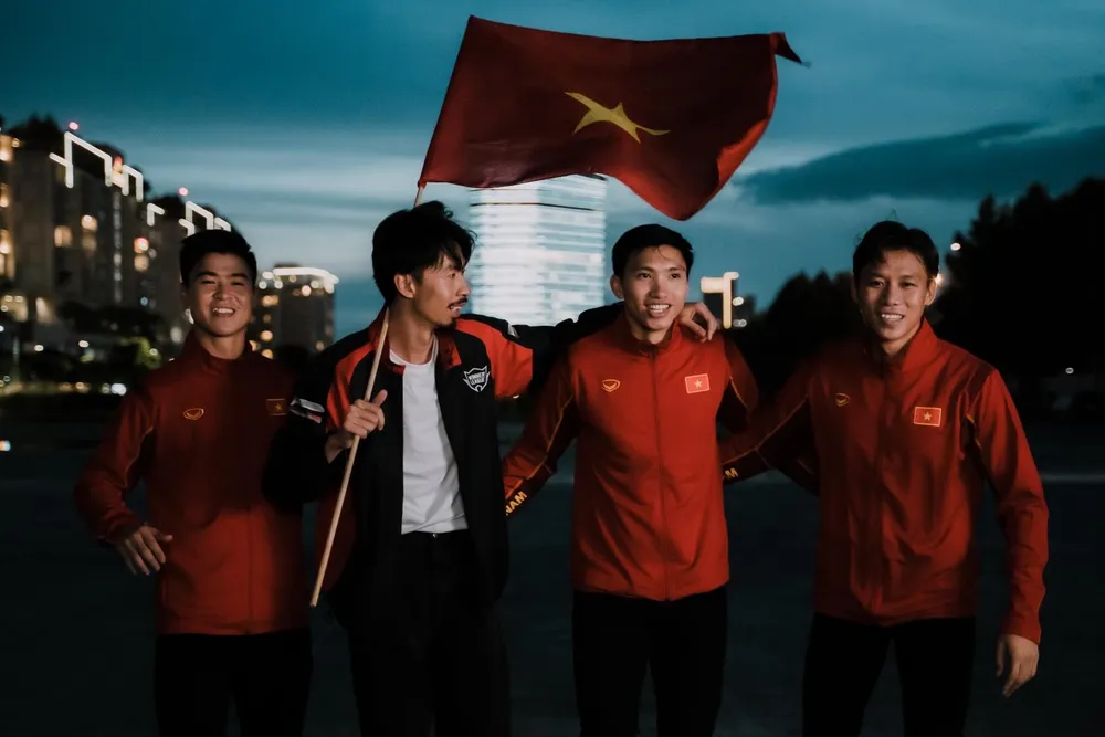 Từ trái sang: Cầu thủ Duy Mạnh, Đen Vâu Văn Hậu, Quế Ngọc Hải . Ảnh: NVCC.