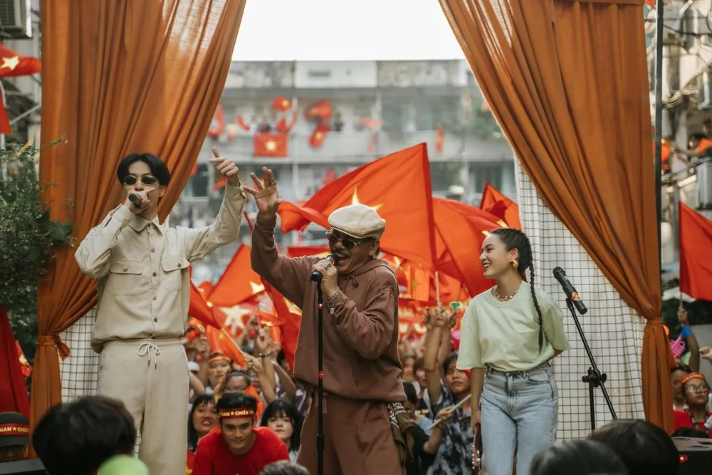 Nhiều người cho rằng nên nghe MV của Đen nhiều hơn mới có thể thấy được cái hay của ca khúc. Ảnh: NVCC