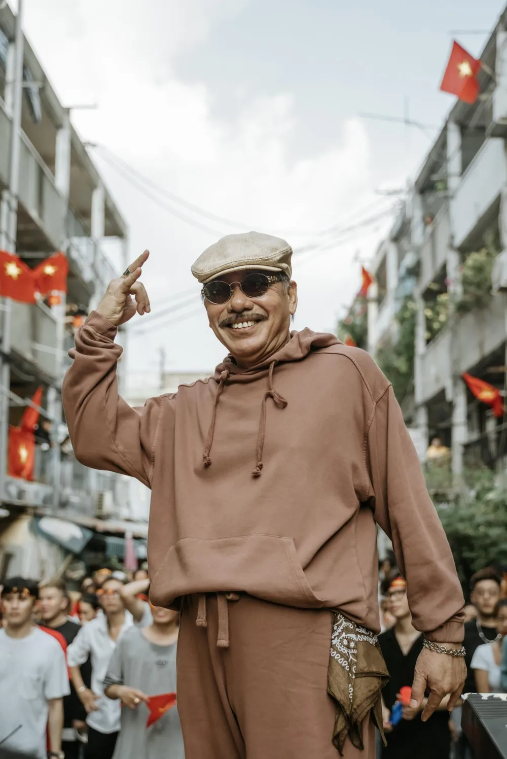 Tạo hình đầy trẻ trung của nhạc sĩ Trần Tiến trong MV. Ảnh: NVCC.