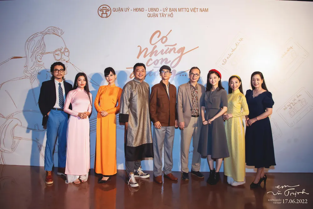 Đạo diễn Phan Gia Nhật Linh và dàn diễn viên phim &quot;Em và Trịnh&quot; tại đêm nhạc. Ảnh: BTC.