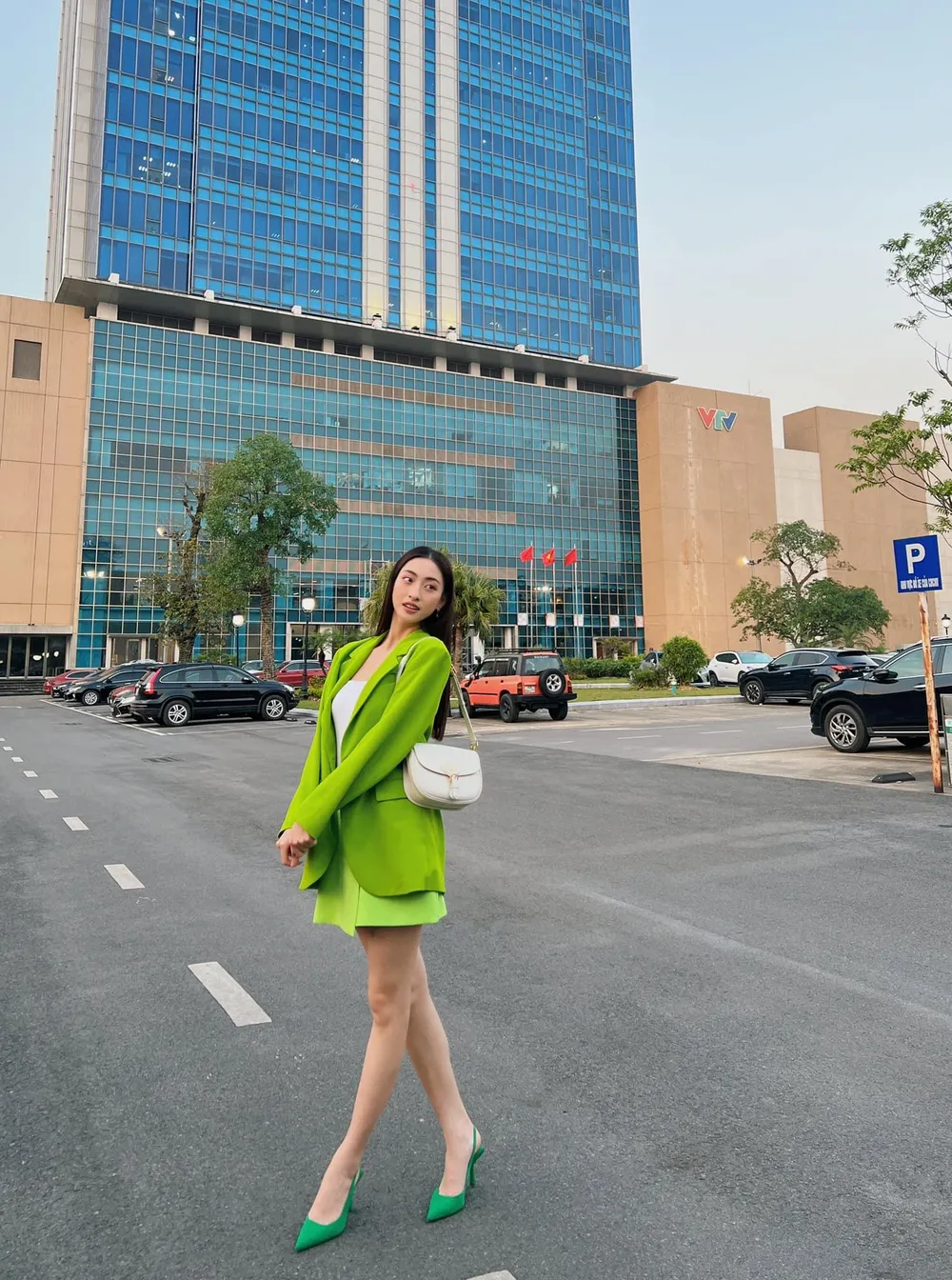 Trong những bức ảnh đăng tải trên trang cá nhân, Lương Thuỳ Linh luôn chọn những chân váy để khoe đôi chân dài trứ danh. Ảnh: FBNV.