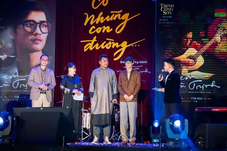 Ca sĩ Trịnh Vĩnh Trinh (giữa-bên trái) cùng đạo diễn Phan Gia Nhật Linh và 2 diễn viên vào vai nhạc sĩ Trịnh Công Sơn trong đêm nhạc &quot;Có những con đường...&quot;. Ảnh: BTC.