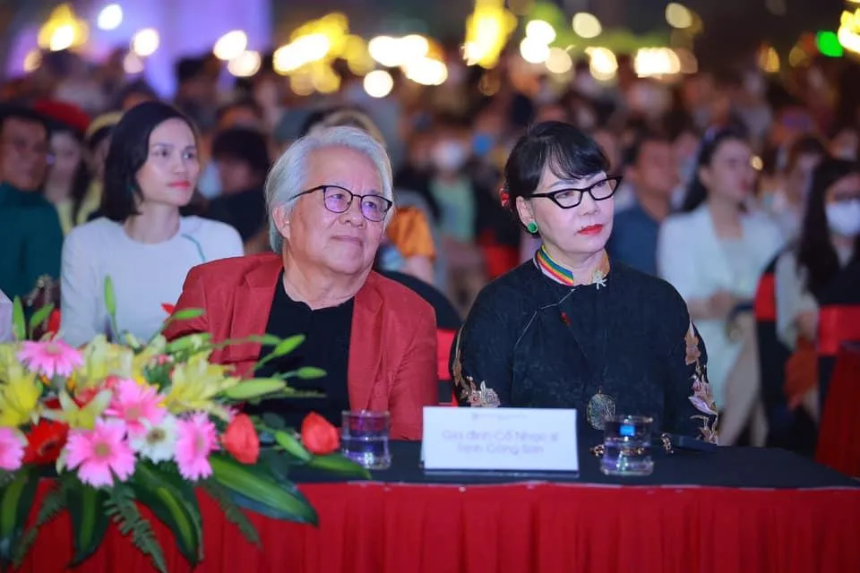 Ca sĩ Trịnh Vĩnh Trinh và ông xã tại đêm nhạc &quot;Có những con đường...&quot;. Ảnh: NVCC.