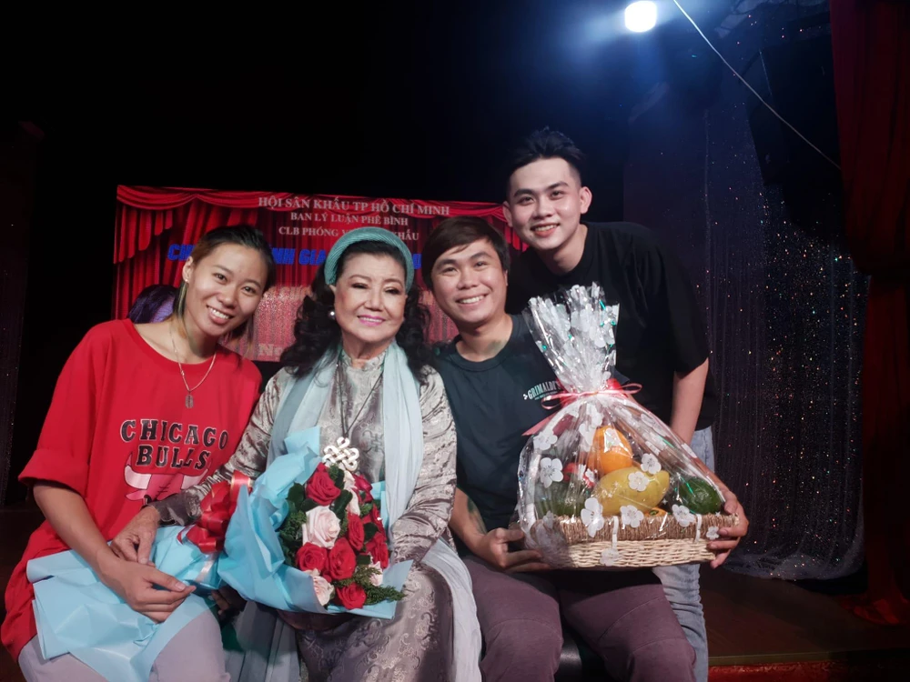 NSND Kim Cương chụp hình lưu niệm với các diễn viên trẻ. Ảnh: VĂN HÀ.