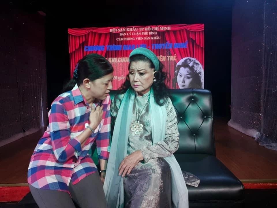 NSND Kim Cương và diễn viên Hồng Trang (trái) tại buổi giao lưu. Ảnh: VĂN HÀ.