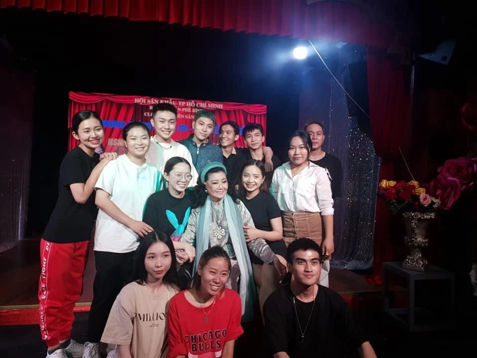 Nhiều diễn viên trẻ bày tỏ niềm vui khi được giao lưu với NSND Kim Cương. Ảnh: VĂN HÀ.