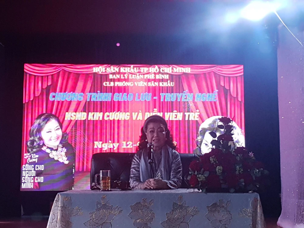 NSND Kim Cương tại buổi giao lưu, truyền lửa cho các diễn viên trẻ. Ảnh: VĂN HÀ.