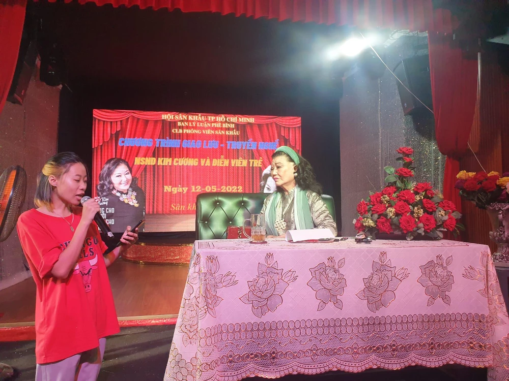 Các bạn diễn viên trẻ giao lưu với NSND Kim Cương. Ảnh: VĂN HÀ.