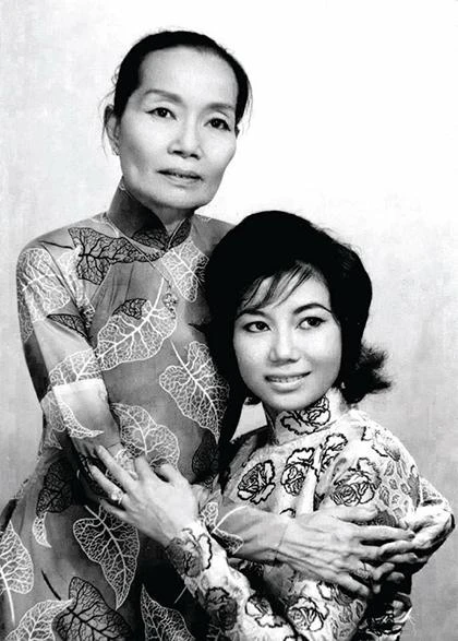 Nghệ sĩ Kim Cương bên mẹ - cố nghệ sĩ Bảy Nam cũng là nghệ sĩ thường đảm nhận những vai phụ trong các vở kịch. Ảnh: NSCC.