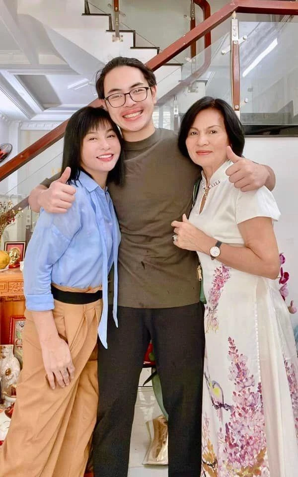 Cát Phượng hiện có cuộc sống yên bình bên con trai và người thân. Ảnh: FBNV.