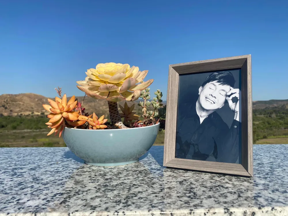 Di ảnh cố nghệ sĩ Chí Tài được ca sĩ Phương Loan đăng lên Fanpage gần đây. Ảnh: Fanpage Chí Tài Phương Loan. Di ảnh cố nghệ sĩ Chí Tài được ca sĩ Phương Loan đăng lên Fanpage gần đây. Ảnh: Fanpage Chí Tài Phương Loan.