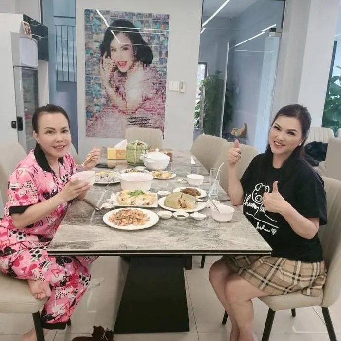 Hồi tháng 2, bà xã Chí Tài đã về Việt Nam hoàn thành những di nguyện của chồng. Ảnh: FBNV. Hồi tháng 2, bà xã Chí Tài đã về Việt Nam hoàn thành những di nguyện của chồng. Ảnh: FBNV.