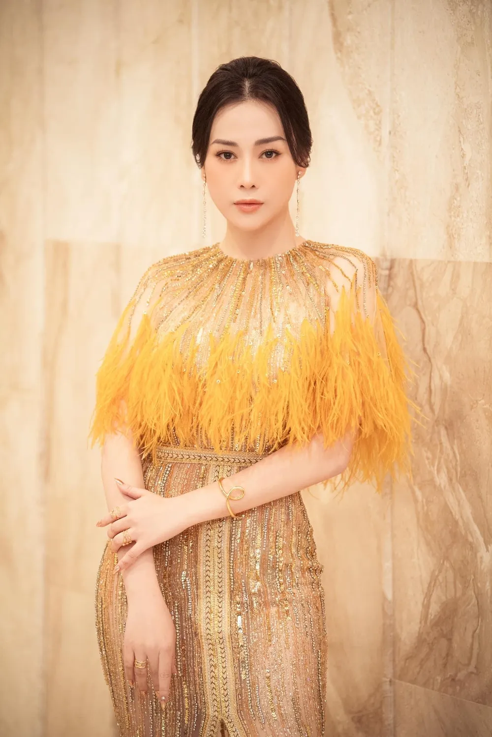 Đầu năm 2020, nữ diễn viên từng khoe ảnh đang ôm một chàng trai giấu mặt như muốn khoe rằng cô đã có bạn trai. Phương Oanh còn tiết lộ bố mẹ cô rất mừng khi thấy con gái có đôi có cặp sau nhiều năm nhưng sau đó, cặp đôi đã chia tay do Phương. Từ đó tới nay, khán giả chưa thấy Phương Oanh hé lộ gì thêm về chuyện hẹn hò mà tập trung vào công việc. Ảnh: FBNV.