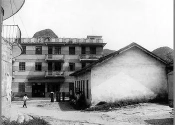 Năm 1942-1943, Người bị chính quyền Tưởng Giới Thạch bắt giam tại các nhà lao ở tỉnh Quảng Tây (Trung Quốc).