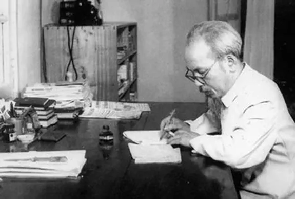 Năm 1965, Chủ tịch Hồ Chí Minh bắt đầu viết di chúc.