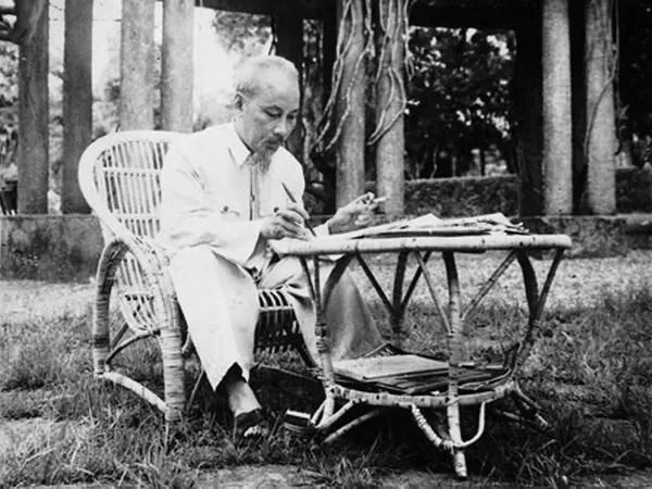 Năm 1990, Chủ tịch Hồ Chí Minh được UNESCO phong tặng danh hiệu “Anh hùng giải phóng dân tộc, Danh nhân văn hoá thế giới”.