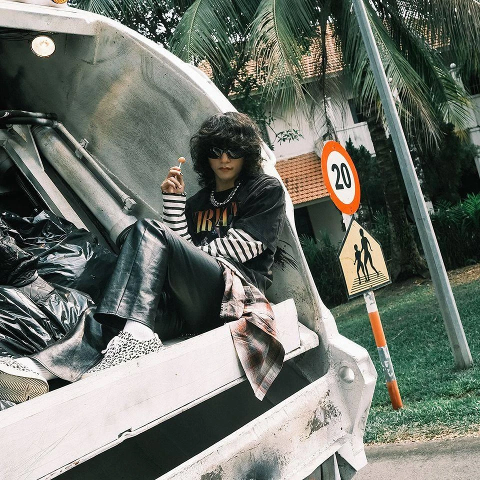 Trước đó, ca khúc đã vấp phải chỉ trích vì nội dung mang thông điệp tiêu cực. Ảnh" Fanpage M-TP