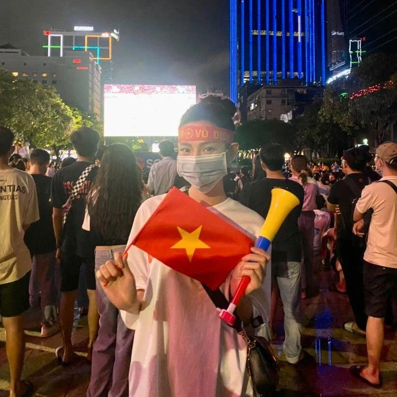 Trước đó, người đẹp với trang phục giản dị cũng đã có mặt ở phố đi bộ Nguyễn Huệ để cùng mọi người dõi theo trận chung kết giữa U23 Việt Nam - Thái Lan. Ảnh: FBNV.