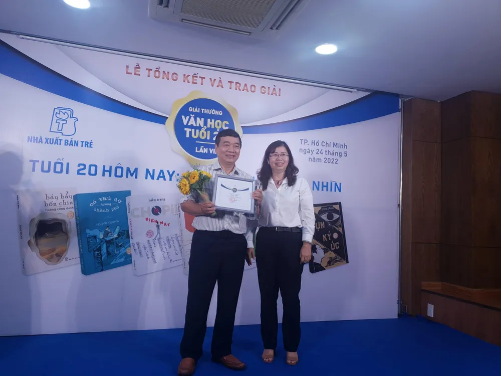 Cha của tác giả Duy Ân lên nhận giải thay cho con. Ảnh: VĂN HÀ. Cha của tác giả Duy Ân lên nhận giải thay cho con. Ảnh: VĂN HÀ.