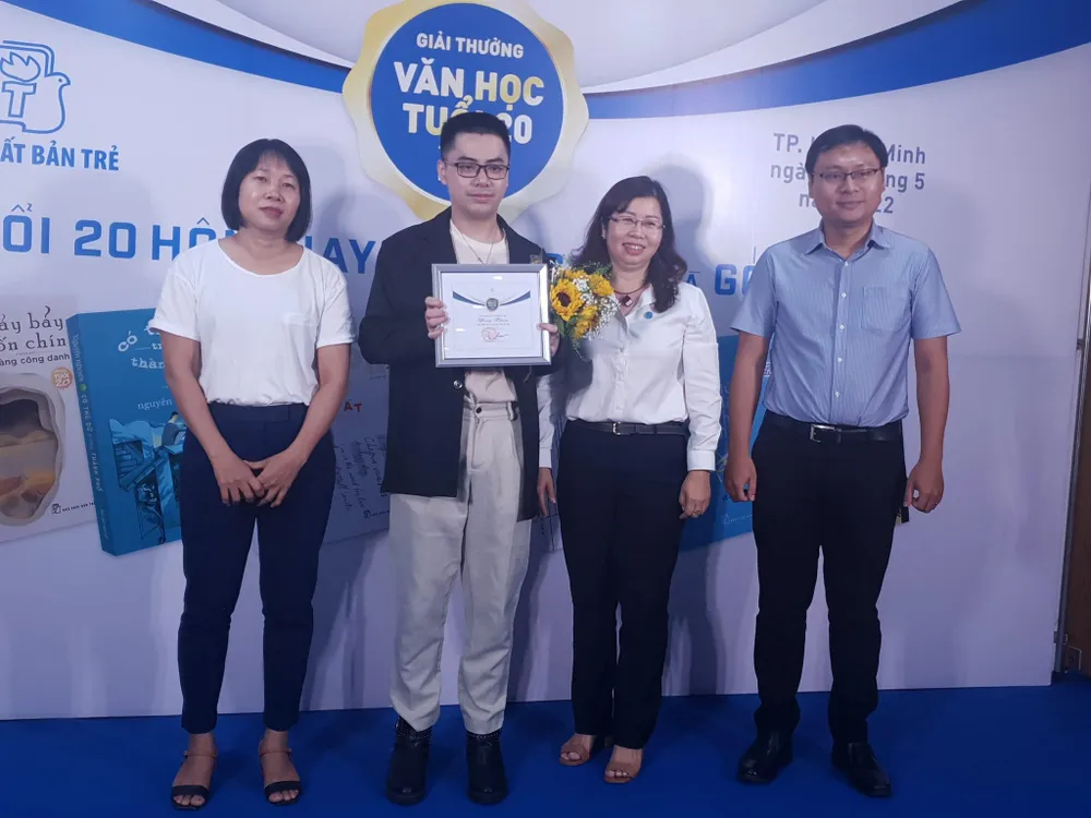 Tác giả Yang Phan (thứ 2 từ trái) nhận giải nhì. Ảnh: VĂN HÀ. Tác giả Yang Phan (thứ 2 từ trái) nhận giải nhì. Ảnh: VĂN HÀ.