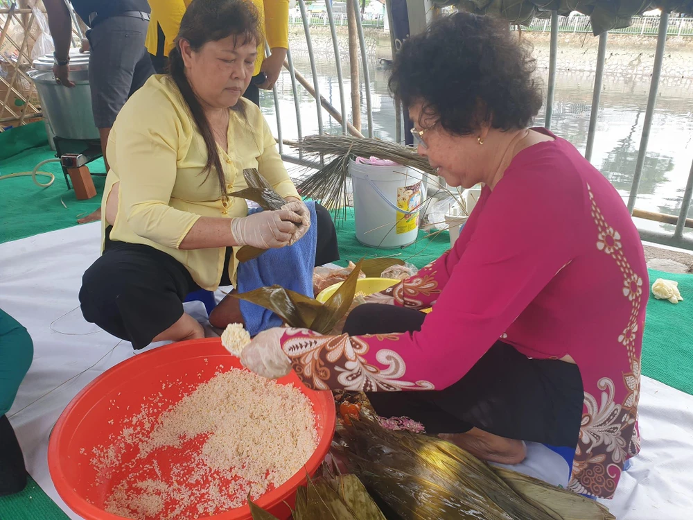 Các chị em của chị Trọn đang gói bánh ú lá tre (tên khác là bánh lá trạng) có nguồn gốc từ người Hoa. Ảnh: VĂN HÀ.