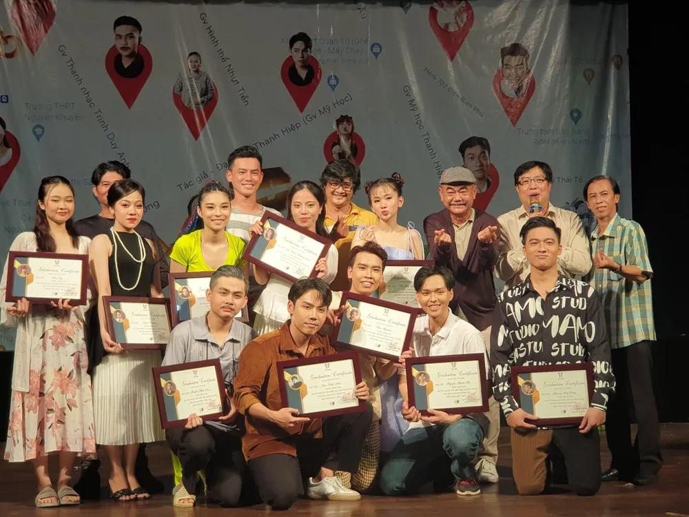 Các diễn viên sân khấu kịch hồng Vân chụp ảnh lưu niệm cùng các thầy, cô. Ảnh: VĂN HÀ.