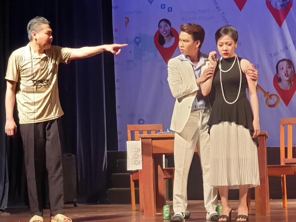 Từ trái sang: Diễn viên Huỳnh Nhật Bảo (vai ông Mộc), Văn Nghiêm (Tú) và Trịnh Phượng (Loan) trong vở &quot;Khúc trầm hương&quot;. Ảnh: VĂN HÀ.