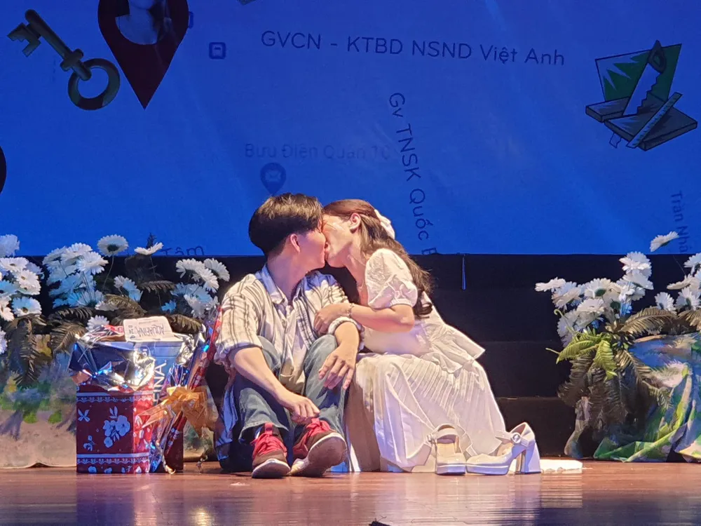 Cảnh ngọt ngào của Phương Linh và Thành Tài trong vở &quot;Khúc trầm hương&quot;. Ảnh: VĂN HÀ.