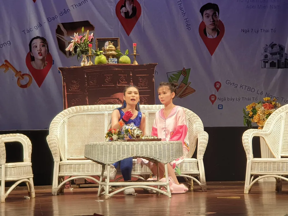 Diễn viên Thùy Linh (vai Na) và diễn viên Lữ Thiện Quân (vai Thảo) đem lại tiếng cười thú vị cho khán giả. Ảnh: VĂN HÀ.