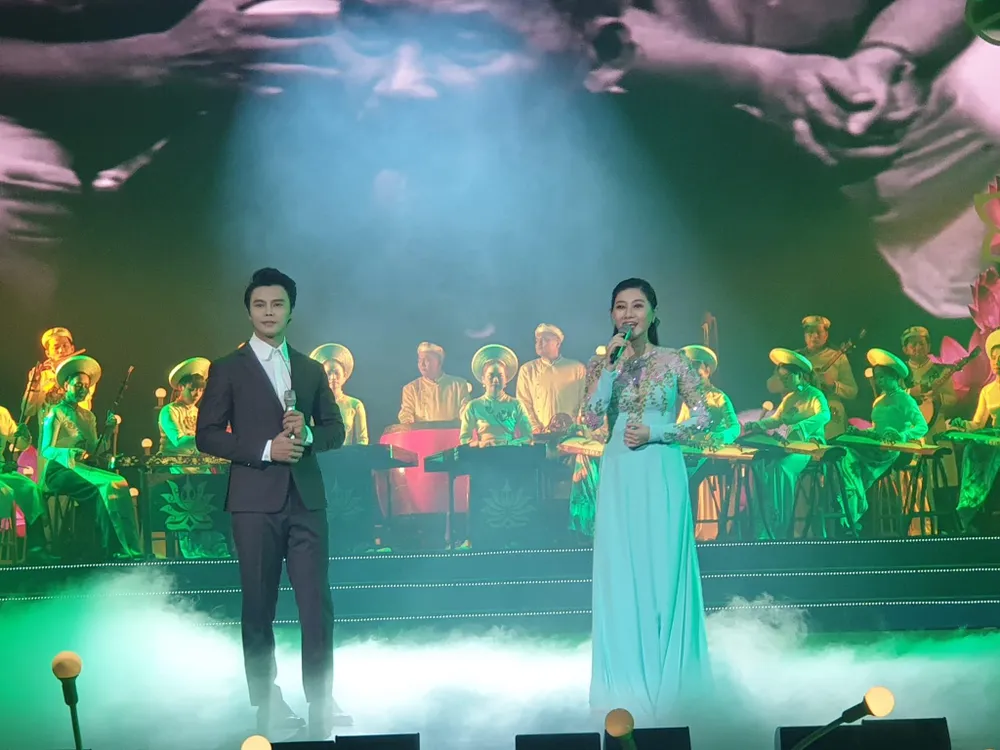 NSƯT Quế Trân và Võ Minh Lâm ngọt ngào với bài ca cổ &quot;Con học từ Bác một chữ nhân&quot;. Ảnh: VĂN HÀ