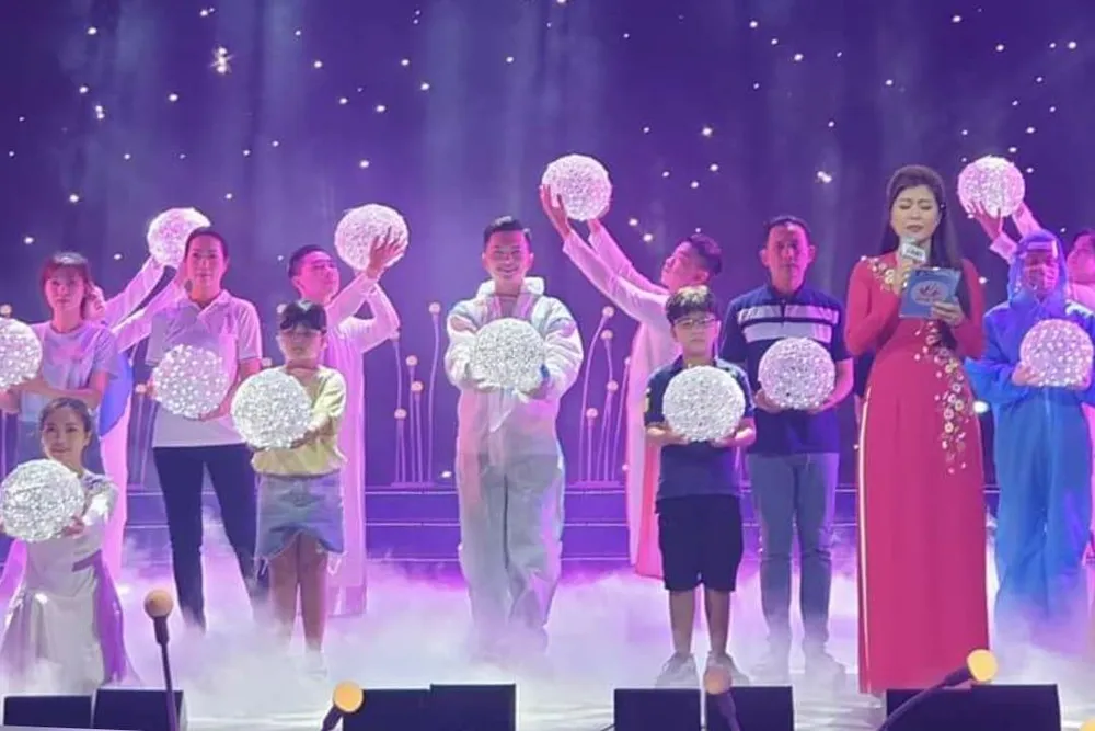 Nam Cường (giữa) thể hiện ca khúc &quot;Sài Gòn ta sẽ...&quot;. Ảnh: VĂN HÀ.