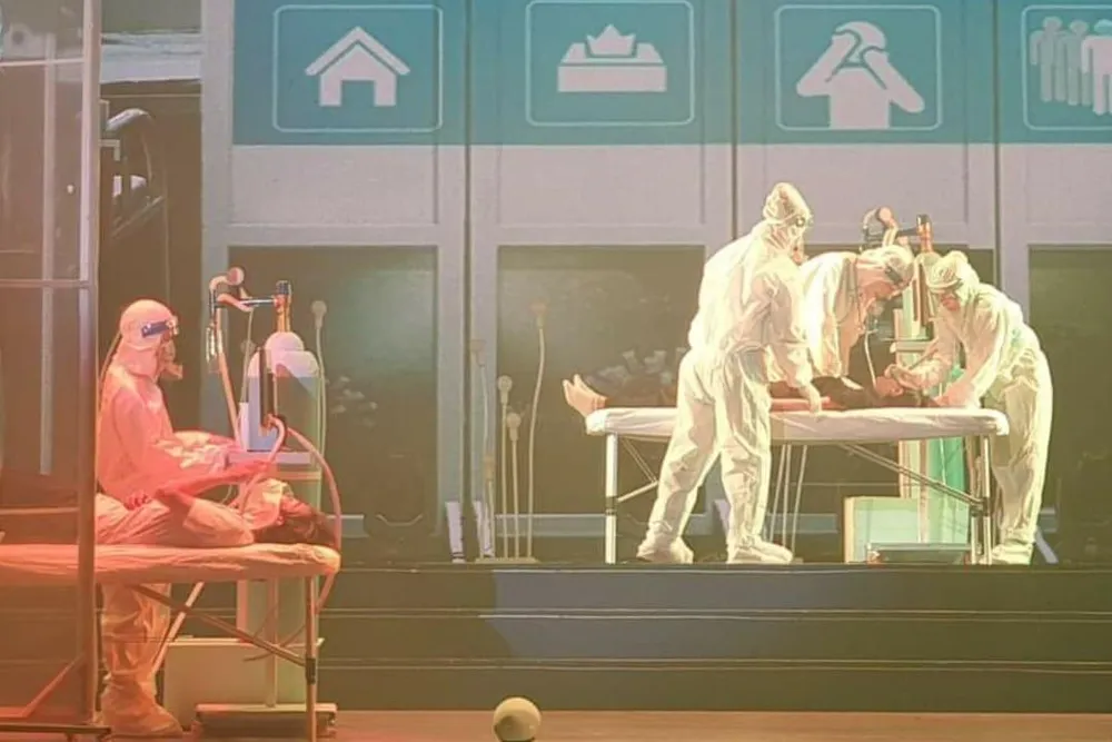 Hình ảnh bệnh viện dã chiến được NSUT Trịnh Kim Chi cùng các diễn viên tái hiện trên sân khấu chương trình nghệ thuật &quot;Tự hào thành phố mang tên Bác&quot;. Ảnh: VĂN HÀ.