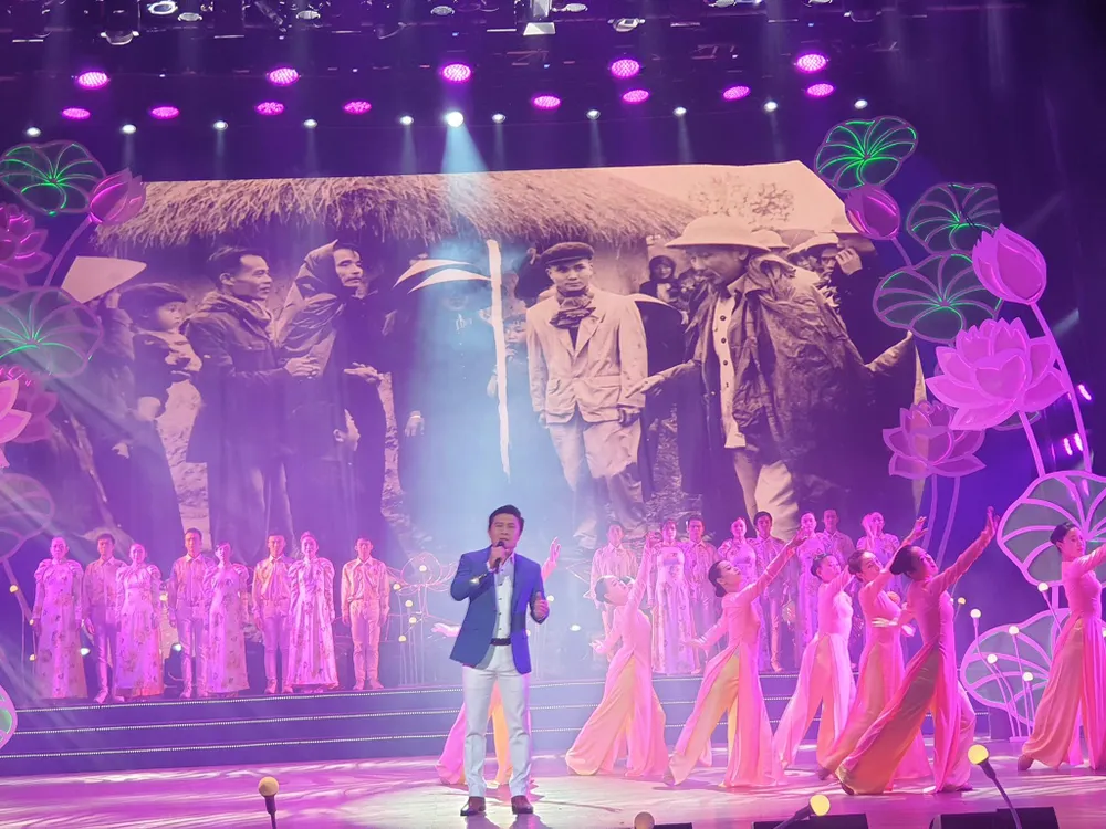 Ca sĩ Thế Vỹ với ca khúc &quot;Người là niềm tin tất thắng&quot;. Ảnh: VĂN HÀ