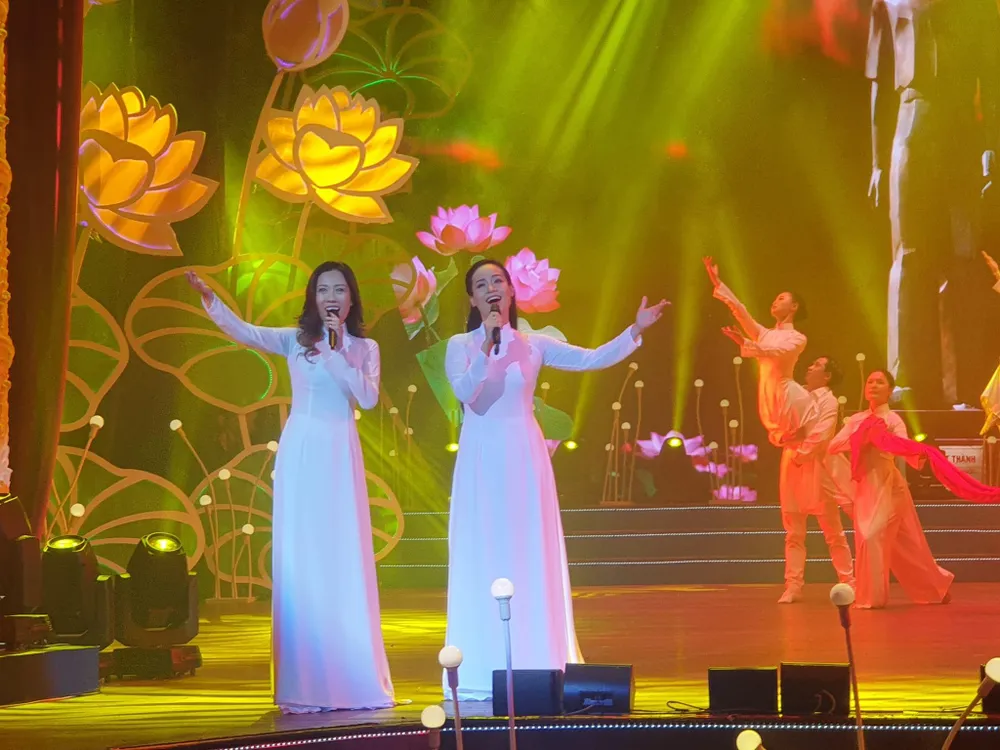 Duyên Huyền và Thanh Nguyên thể hiện “Dòng sông hát”. Ảnh: VĂN HÀ