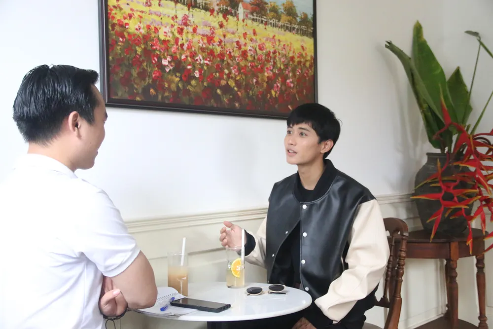 Avin Lu trong buổi trò chuyện với phóng viên báo Pháp Luật TP.HCM. Ảnh: THẢO PHƯƠNG.