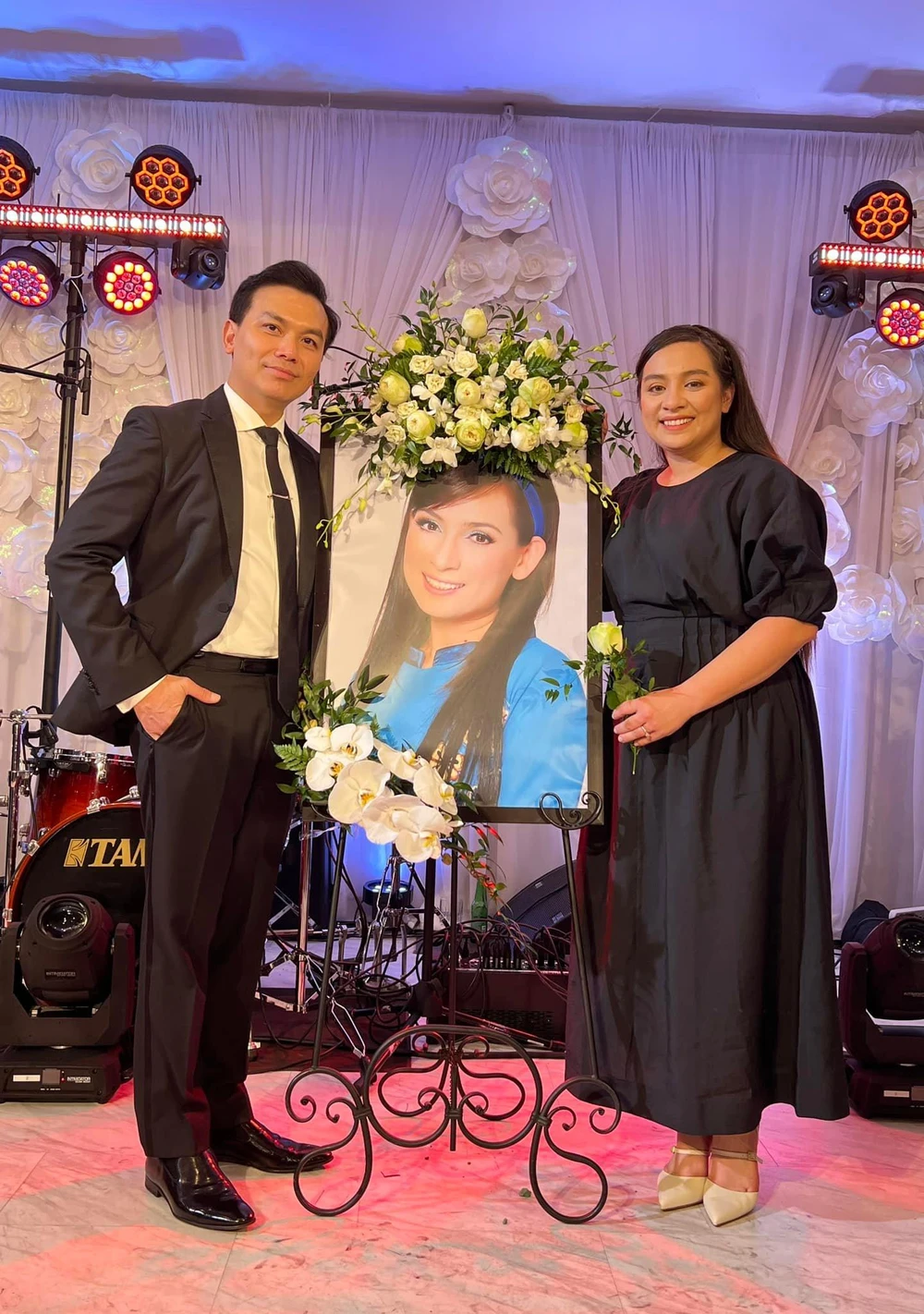 Mạnh Quỳnh và Wendy Phạm - con gái ruột của cố nghệ sĩ Phi Nhung tại đêm nhạc "Mơ ước của Nhung". Ảnh: Fanpage Mạnh Quỳnh.