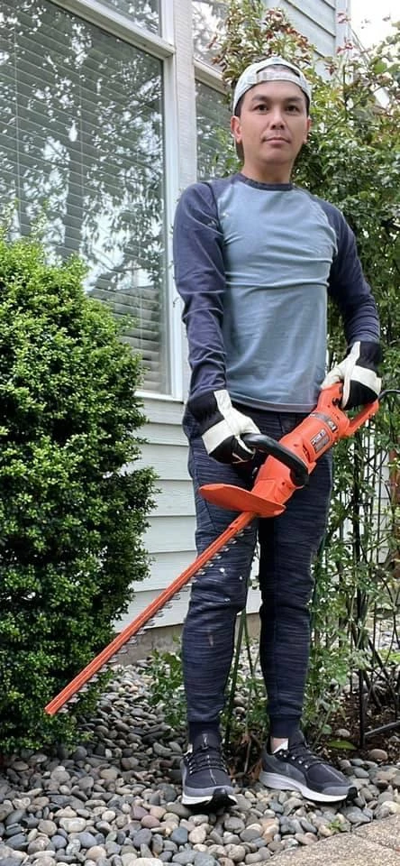 Hình ảnh ca sĩ Mạnh Quỳnh trong cuộc sống thường ngày do anh đăng tải. Ảnh: FBNV.