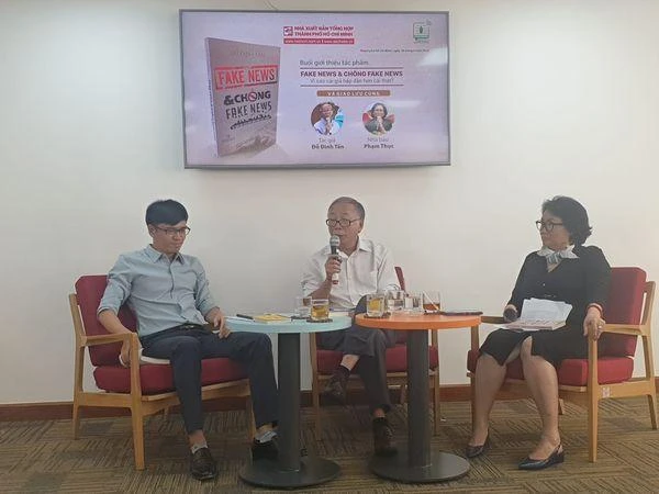 Tác giả Đỗ Đình tấn (gIữa) và nhà báo Phạm Thục tại buổi giao lưu. Ảnh: VĂN HÀ