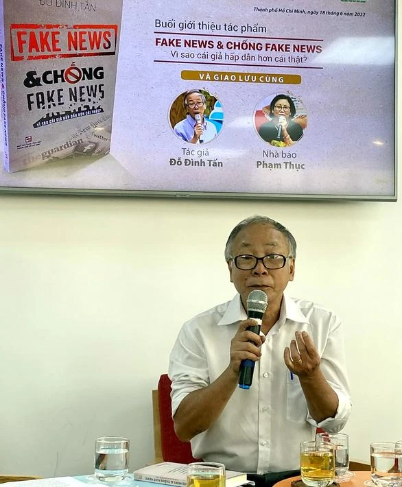 Tác giả Đỗ Đình Tấn cho biết tác phẩm được ông hoàn thành trong 2 năm trong giai đoạn dịch COVID-19 bùng phát tại TP.HCM. Ảnh: V.H.