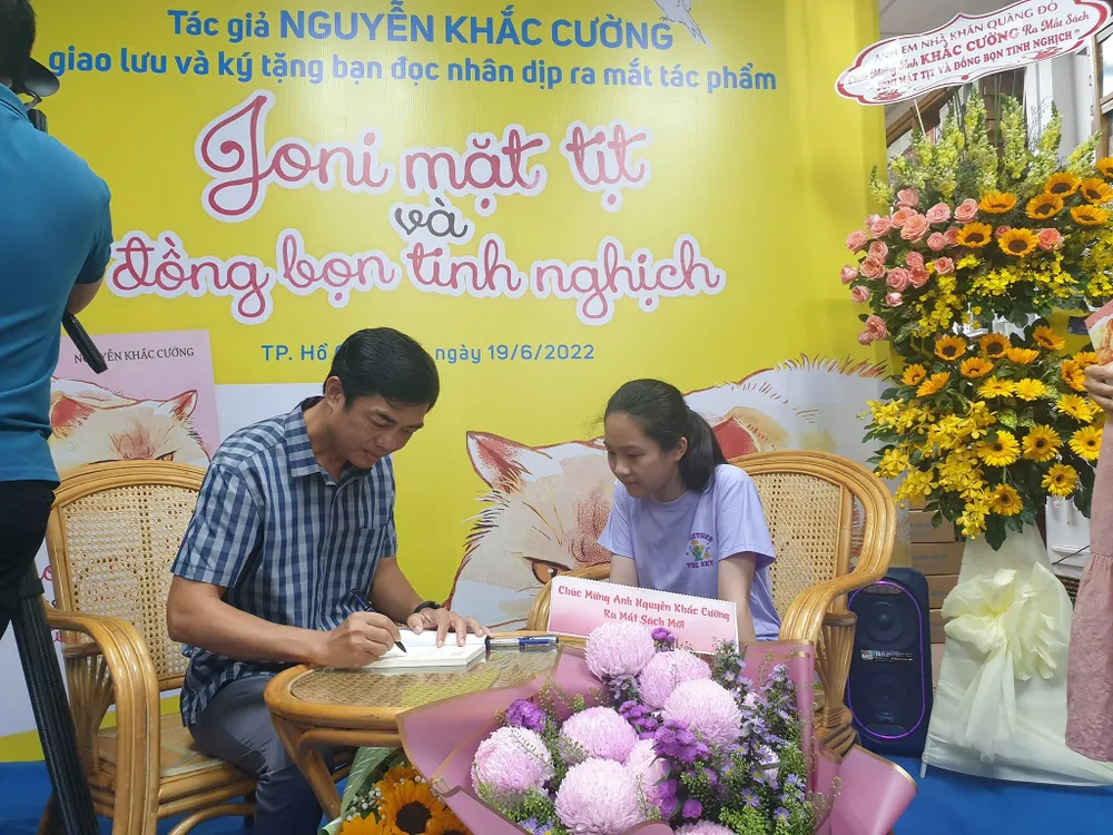 Nhà báo Nguyễn Khắc Cường ký tặng sách cho độc giả. Ảnh: VĂN HÀ. Nhà báo Nguyễn Khắc Cường ký tặng sách cho độc giả. Ảnh: VĂN HÀ.