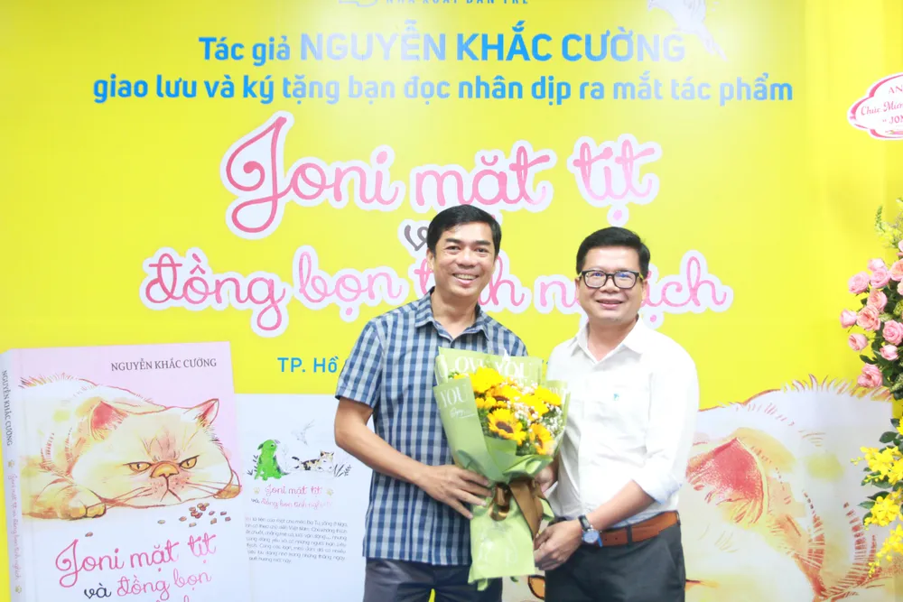Ông Nguyễn Thành Nam- Phó giám đốc NXB Trẻ tặng hoa cho nhà báo Nguyễn Khắc Cường. Ảnh: BTC. Ông Nguyễn Thành Nam- Phó giám đốc NXB Trẻ tặng hoa cho nhà báo Nguyễn Khắc Cường. Ảnh: BTC.