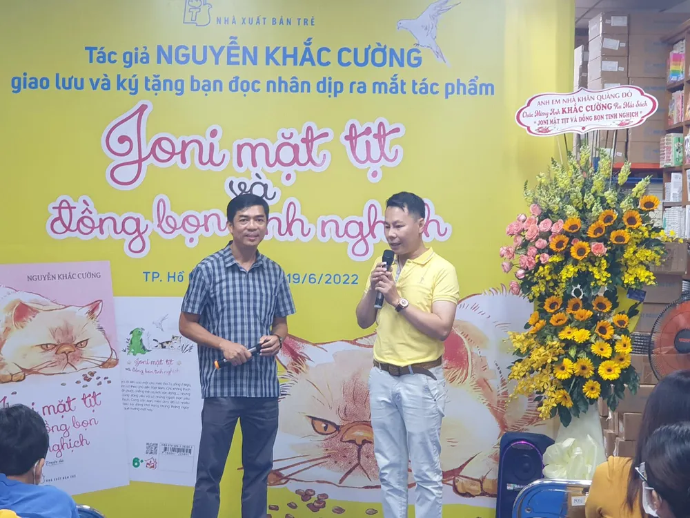 Nhà báo Nguyễn Khắc Cường (trái) tại buổi giao lưu ký tặng sách. Ảnh: VĂN HÀ Nhà báo Nguyễn Khắc Cường (trái) tại buổi giao lưu ký tặng sách. Ảnh: VĂN HÀ