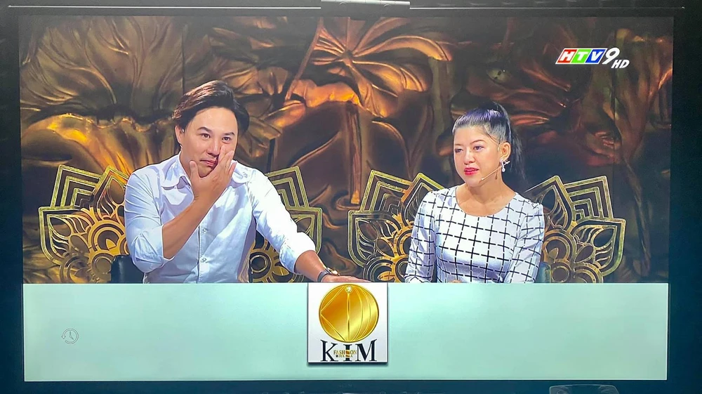 Hoàng Trang (phải) và Hoàng Phi trong chương trình "Khoảnh khắc cuộc đời". Ảnh: Chụp màn hình. Hoàng Trang (phải) và Hoàng Phi trong chương trình "Khoảnh khắc cuộc đời". Ảnh: Chụp màn hình.