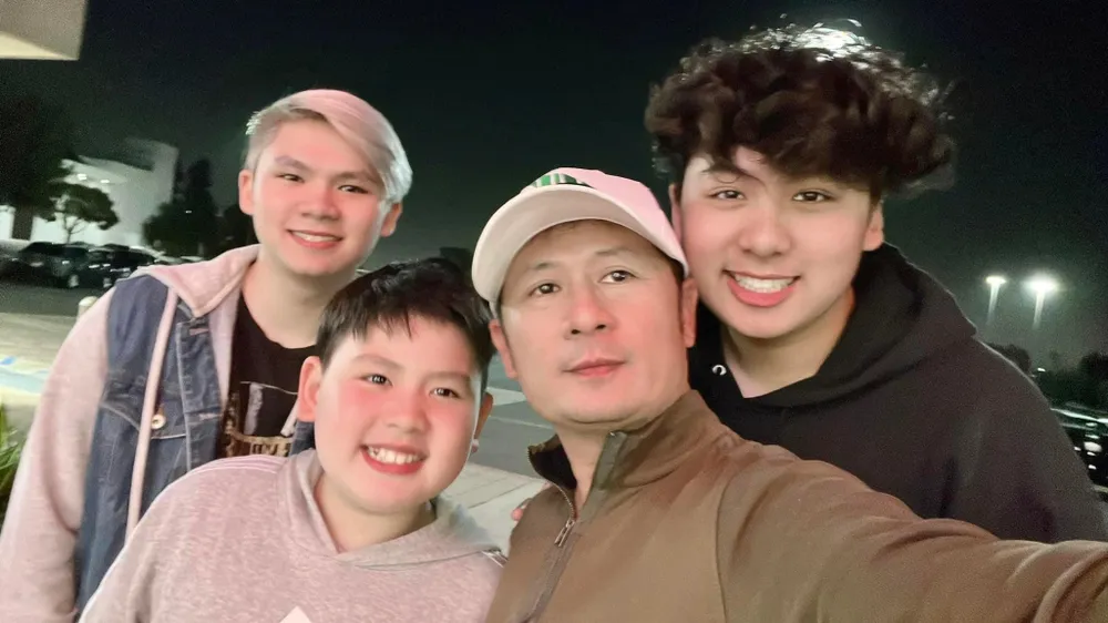 Ca sĩ Bằng Kiều cùng ba cậu con trai của mình tại Mỹ. Đây là con chung của anh và ca sĩ Trizzie Phương Trinh. Ảnh: FBNV. Ca sĩ Bằng Kiều cùng ba cậu con trai của mình tại Mỹ. Đây là con chung của anh và ca sĩ Trizzie Phương Trinh. Ảnh: FBNV.